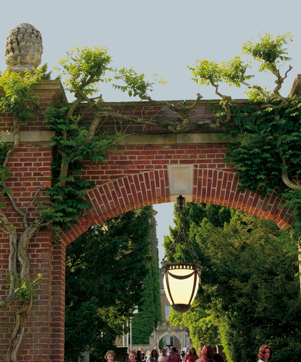 Подвесной светильник Robers HL 2386 (опаловое стекло)