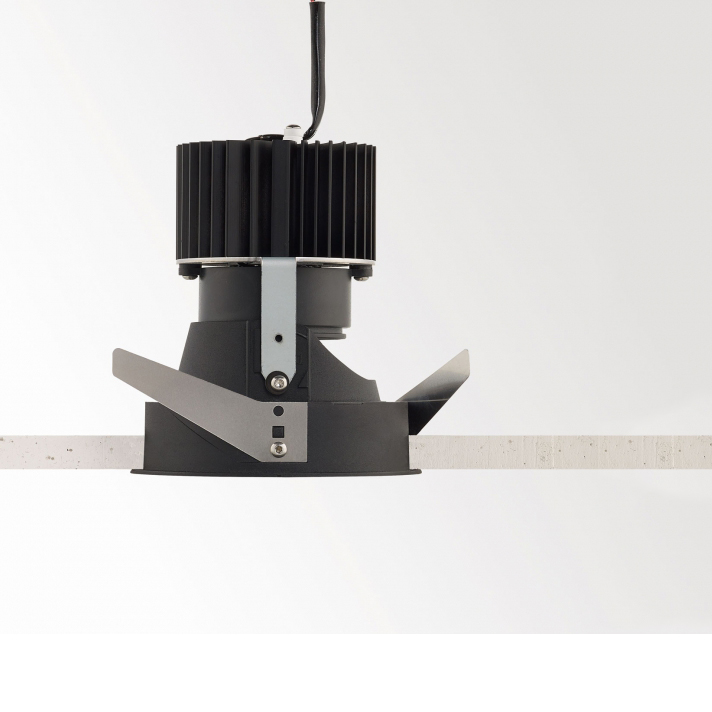 Встраиваемый в потолок светильник Delta Light iMAX ADJUSTABLE BL4 82710